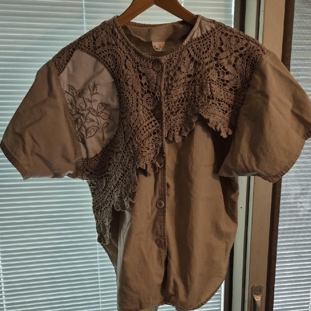 Elegant Vintage Lim's Lace/Crochet Accent Blouse - Tan